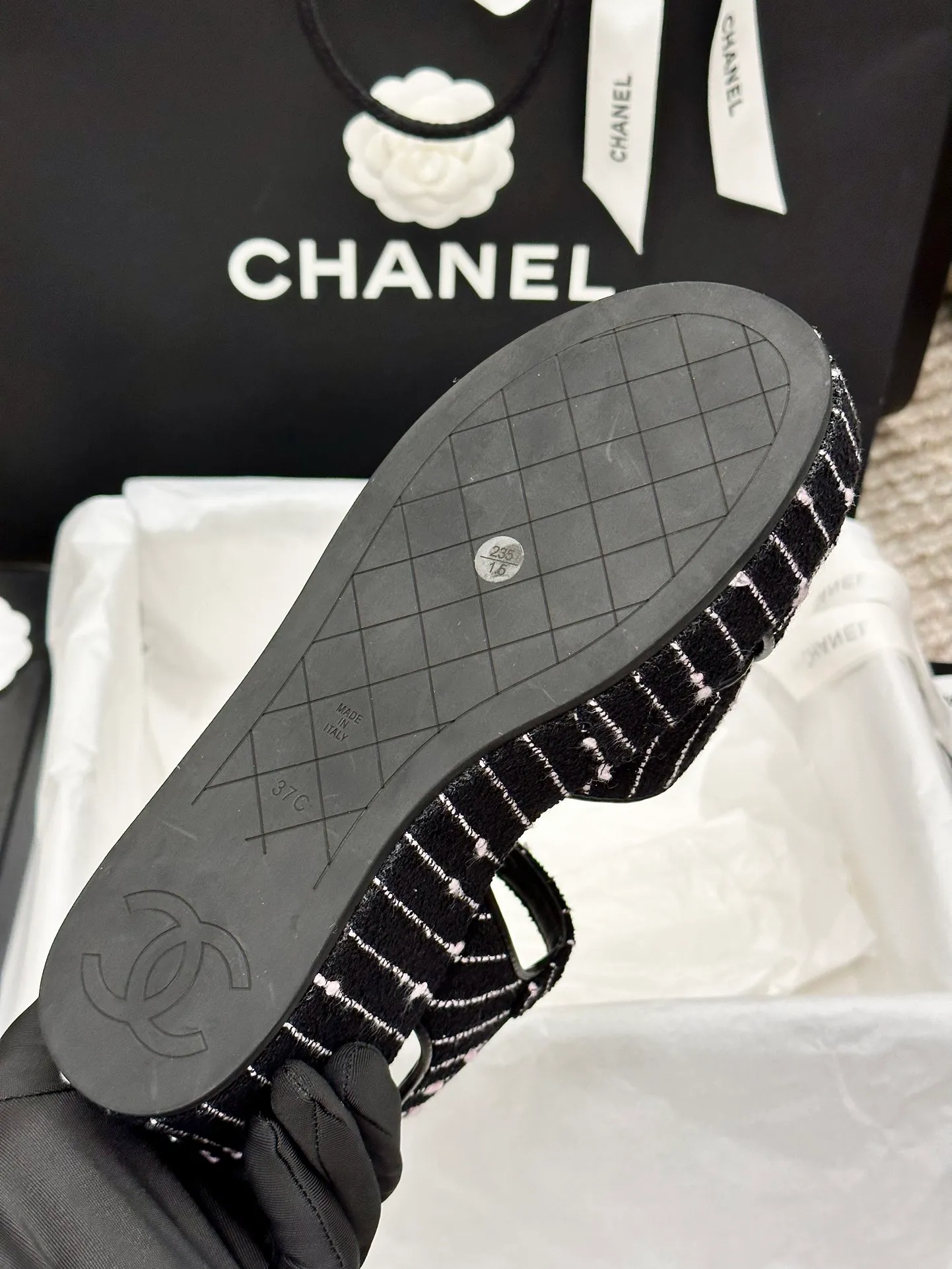 👟👟Ex-factory price 480👟👟 CHANEL C Jia Xiaoxiang 23ss new wedge heel open toe high heel sandals. Top counter quality. The moment you put it on your feet, it is still super stunning. 🔥All materials are customized according to the original version! Upper: imported first-layer calfskin/imported fragrant cloth/ lining: imported sheepskin, foot pad: sheepskin sole: outsole imported from Italy Size number: 34-40